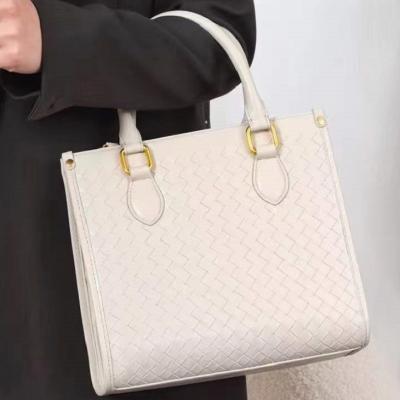 China Vintage OEM 2022 Customized Hot Unique Design Shoulder Bag Women Softly Weave Real Leather Cross - Body Bag Fashion Handbag For Women for sale