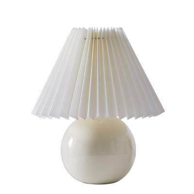 China Cost-effective ceramic bedroom bedside retro simple wedding bedside creative pleated table lamp for sale