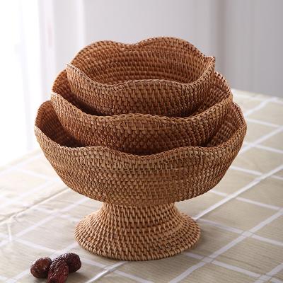 China Vegetable Crook Patas de Cuenco Traditional Handmade Snack Rattan Woven Fruit Handcraft Footed Bowl Storage Wicker Basket for sale