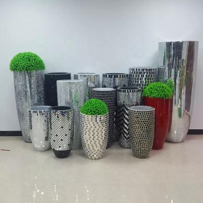 China Popular Europe Home and Hotel Snapshot Shell Glass Vase Resin Mosaic Vase Flower Pot Wedding Celebration Flower Pot Silver Handwork Popular for sale