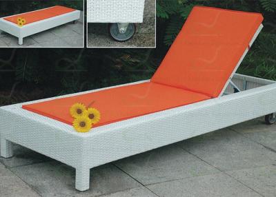 China Outdoor Chaise Lounges White Wicker Chaise Lounge Chair with Wheels for sale