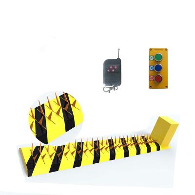 China Waterproof Traffic Spike Tyre Killer 3-6 meters Length with Remote Control à venda