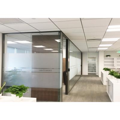 China Office FlexSpace Office Installation Boards Frame Full Height Aluminum Slim Smoke Glass Partition for sale