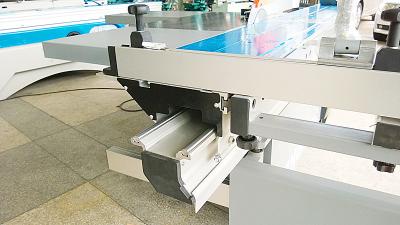 China Furniture Making Sliding Table Panel Saw Wood Cutting Machine Smooth Surface for sale