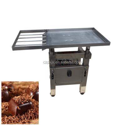 China Snack Factory Small Chocolate Sieve Liquid Vibrating Vibrating Candy Table For Melting Chocolate for sale