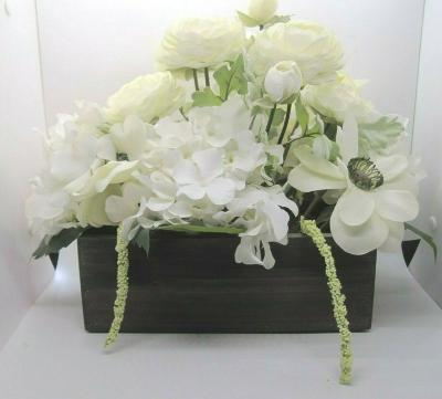 China Indor decoration artificial white flower arrangement in wooden box for sale