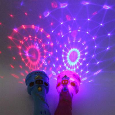 Chine Jouet pour enfants personnalisé Projection de lumière flash LED Microphone sans fil Torche Forme garçon fille Jouet mignon à vendre