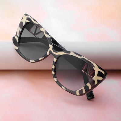 China Newest Fashion Cat Eye Eyewear Wholesale Oversized Brand V Logo Design Cat Eye PC Decoration Luxury Gradient Shades UV Sunglasses for sale