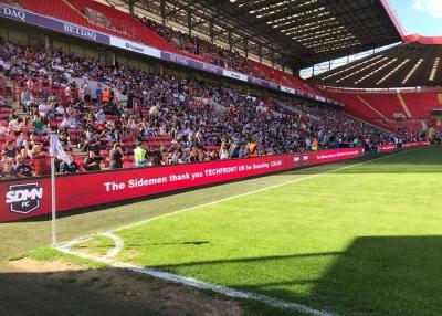 Chine Écrans réglables du stade LED d'angle, panneaux de publicité d'au sol de football de P10 SMD à vendre