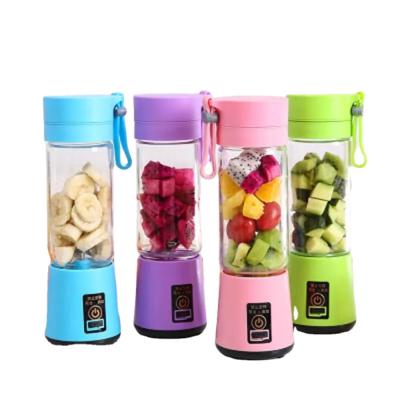 China Good Quality Car Outdoor Use Portable USB Blender Blender Juicer with and Clean Set for sale