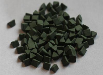 China Green color porcelain polishing abrasives media For mass finishing for sale