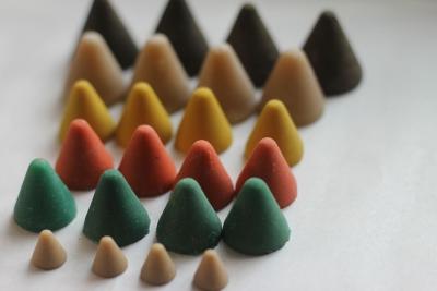 China Deburring plastic media Finishing Abrasives with low wear rate in cone shape for sale