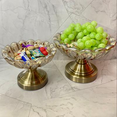 China Sustainable Home Decor 6.3 Inch Glass Fruit Dishes With Metal Stand For Wedding for sale