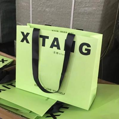 China Recyclable Customized Clothing Store Packaging Paper Bag Customized Color Customized Luxurious Handle Logo Paper Bag for sale