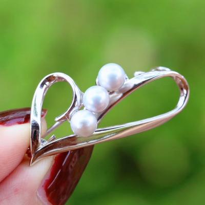 China Fashionable high-grade corsage natural pearl brooch women vintage design jewelry everyday life vintage design jewelry elegant jewelry for sale