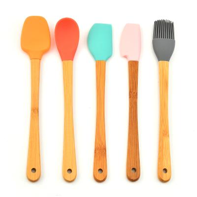 China Sustainable Cake Tools Non Stick Heat Resistant Silicone Scraper Set With Wooden Handle 5 Pieces Set Mini Spatula Painting Brush Baking Set for sale