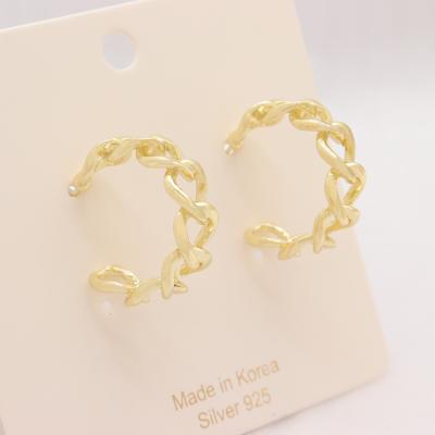 China Fashion 14k Alloy Gold Minimalist Geometric Circle Stud Earrings Twisted Crisscross Line Large Geometric Round Earring for sale