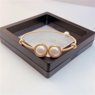 China 2021 hot selling new product FASHIONABLE ladies fashion retro big golden handmade freshwater pearl bracelet for sale