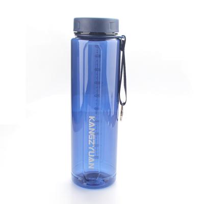 China Sustainable Custom Logo Plastic Drink Bottles Blue Tritan 1000ml Water Bottle With A Hand Clip Top Lid for sale