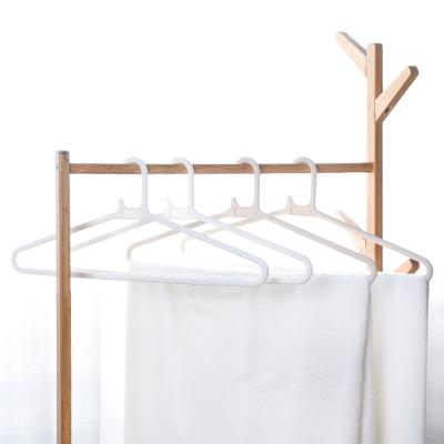 China Modern Customized Plastic Non Slip Hangers Muti-function Plastic Hanger For Towel And Swim Clothes for sale