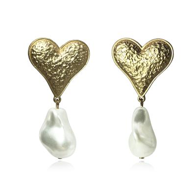 China FASHIONABLE KITI Simple Irregular Geometric Pearl Earrings Zinc Alloy Heart Dangle Earrings for sale