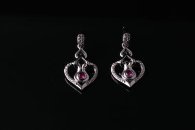 Chine Le rhodium a plaqué 925 boucles d'oreille argentées de Stering CZ avec la pierre principale rose pour l'engagement IE1251 à vendre