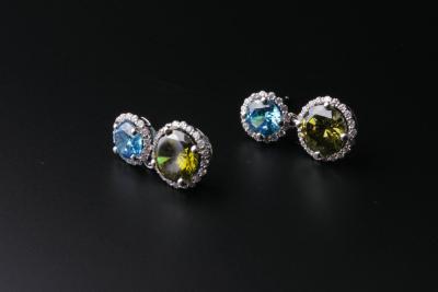 Chine Les femmes 's CZ argentée cloutent des boucles d'oreille avec les bijoux en pierre bleus et verts IE1274 à vendre