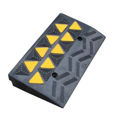 China Curb Rubber Ramp / Curb Rubber Ramp With Yellow Glass Bead Reflector for sale