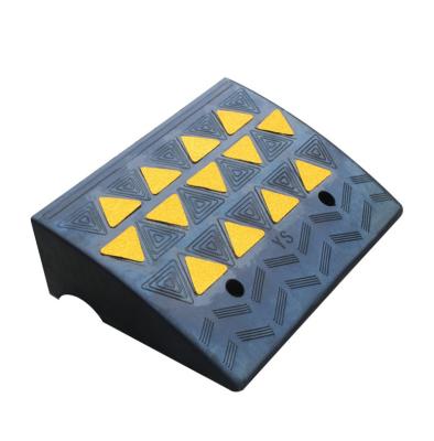 China Curb Rubber Ramp / Curb Rubber Ramp With Yellow Glass Bead Reflector CRB03 for sale