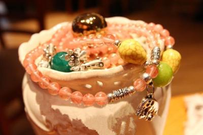 China Fashion woman pink crystal bracelets with yellow crack stones and carnelian for sale