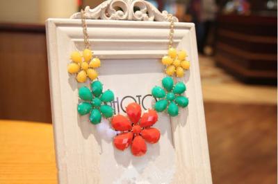 China Fashion acrylic flower necklaces pendant ornaments for sale