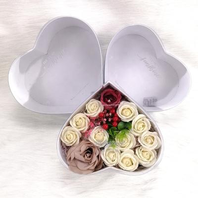 China Recyclable Rigid Cardboard Heart Shaped Flowers Boxes Preserved Rose Flower Box With Clear Window for sale