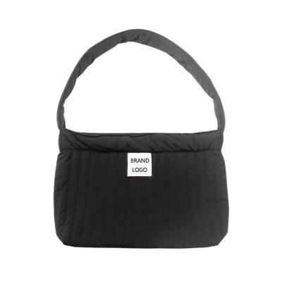 中国 Leisure lightweight fashion stitched stripper bag handbag at the bottom of the message bag stripper sling puffy bag 販売のため