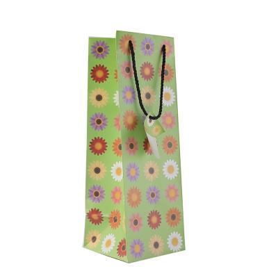 China Recyclable Magnetic Closure Green Gift Folding Kraft Paper Bag for sale