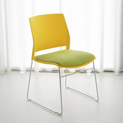 China Modern Design PP Stackable Cheap Stackable Dining Chairs / Conference Room Training Chairs With Metal Legs for sale