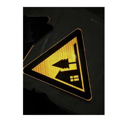 China Durable factory direct led solar traffic light traffic safety road sign warning light arrow board solar flashing road sign for sale