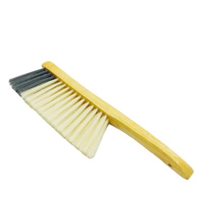 China Sustainable Wooden Handle Brush Soft Bristle Bed Brush Large Bedroom Bed Sweep And Sofa Cleaning Brush for sale