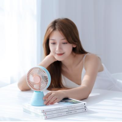 China 2021 Summer Hot Selling Mini Table Fan Oscillating Desk Fan Hotel Rechargeable with 4000mAh Large Capacity for sale