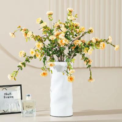 China Leaf Gelatinized Branches + Silk Daisies Small Artificial Wild Interest Flower Feel Single Petals Chrysanthemum For Restaurant Club Room Model Decoration for sale