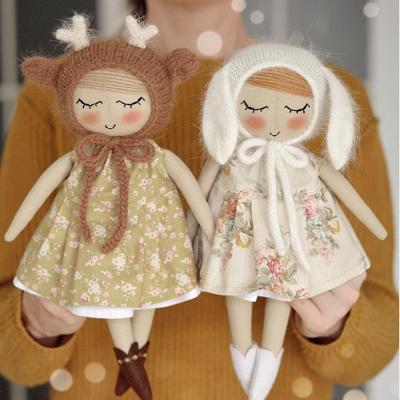 China soft toy clothing dress for blythe doll hotsale outfits for barbie doll hat made of mink cashmere cloth doll for sale