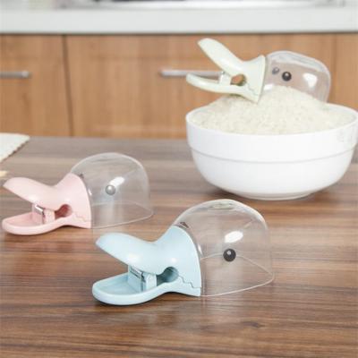 China Cute Viable Scoop Teddy Cats Multifunctional Grain Scoop Cat Food Seal Fresh Platypus Pet Spoon Dog Food Clip for sale