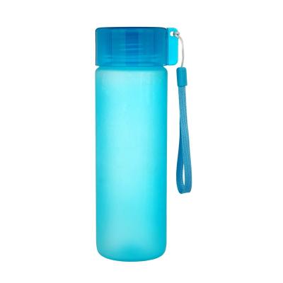 China 0.6L Customizeable Sustainable Wholesale Mineral Fashion Travel Outdoor Plastic Riser Bottle With Silicon Sleeve For Water for sale