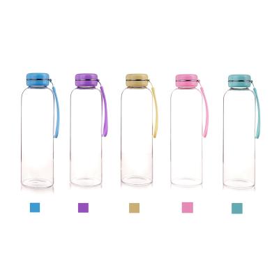 China Sustainable High Quality 600ml Travel Borosilicate Glass Reusable Water Bottle With Macron Shaped Lid for sale