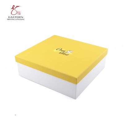 China La caja amarilla brillante de papel de la magdalena de la longitud de los 30cm para el SGS del regalo aprueba en venta