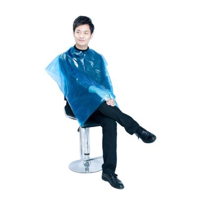 China Plastic Hair Salon Waterproof Cape Disposable Cpe Apron Hair Cutting Cape Salon Hairdressing aprons à venda