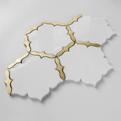 China Modern wholesale marble mosaic tile bathroom waterjet floor tiles with mussive gold brass inlay tile pattern for sale