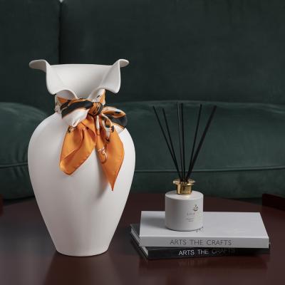 China Minimalist Merlin Italian Design Modern White Luxury Vase Unique Creative Art Customize Flower Vase Living Room Decor For Ceramic Vase for sale