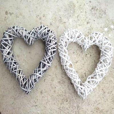 China New modern style hanging natural wicker heart shaped garland for decoration for sale