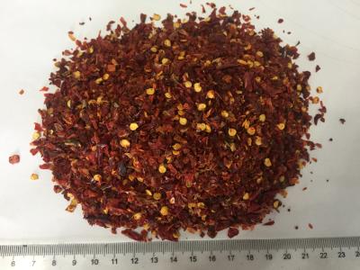 China Heißer würziger getrockneter roter Grüner Pfeffer blättert 3x3mm trocknete roter Paprika-Pfeffer ab zu verkaufen