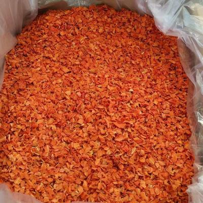 China Dried Dehydrated Carrots 10x10x3mm 3x3mm Air Dried Carrot Flakes for sale